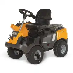 <p>Beskrivelse</p>

<p>Park Pro 900 WX er utstyrt med en 2-sylindret 688 cc Honda GXV 630-motor som yter hele 14,3 kW (ved 3200 o/min.) Den har b&aring;de trykksm&oslash;ring og luftfilter med to elementer for overlegen driftssikkerhet i mange &aring;r. Konstruksjonen med to sylindre i V-form gir minimal vibrasjon og maksimalt dreiemoment, mens OHV-teknologi bidrar til lavere drivstofforbruk og st&oslash;yniv&aring;. <br />
<br />
Denne maskinen av profesjonell kvalitet er utstyrt med elektromagnetisk kraftuttakskobling &ndash; en praktisk funksjon som gj&oslash;r det lett &aring; styre knivene eller montere tilbeh&oslash;r. <br />
<br />
Den har justerbart sete med h&oslash;y rygg (og armlener) som sammen med servostyringen gj&oslash;r den til en forn&oslash;yelse &aring; kj&oslash;re, og alle de viktigste kontrollene er lett tilgjengelige p&aring; det brukervennlige sidepanelet.<br />
<br />
Av andre viktige funksjoner kan vi nevne 2-i-1-klipping (Multiclip og bakutkast) for stor allsidighet og firehjulsdrift for godt grep, selv i krevende terreng.<br />
<br />
Maskinen kan brukes med flere ulike QuickFlip-aggregater, som lett kan heves ved rengj&oslash;ring og raskt tas av for montering av tilbeh&oslash;r. Klippeaggregatene har bredde fra 110 til 125 cm, s&aring; du kan finne st&oslash;rrelsen som passer best til hagen din. Slepekrok leveres som standard.<br />
<br />
Takket v&aelig;re 50:50-leddstyringen, som gj&oslash;r at maskinens bakre del f&oslash;lger den fremre n&oslash;yaktig, er Park Pro 900 WX sv&aelig;rt man&oslash;vrerbar og kan fremdrives uten at f&oslash;reren trenger &aring; bekymre seg for at motordelen skal st&oslash;te mot hverandre ved et uhell.<br />
<br />
En hydrostatisk transmisjon med fotpedal forbedrer man&oslash;vreringsevnen ytterligere ved &aring; gi jevn, trinnl&oslash;s kontroll av bakkehastigheten, mens elektrisk klippeh&oslash;yde justering gj&oslash;r det raskt og enkelt &aring; velge den mest effektive knivinnstillingen.</p>

<p>*Husk Stiga park leveres som "naken" maskin, klippepadde eller annet utstyr finnes under Tilbeh&oslash;r</p>
