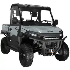 <p>Det r&aring;este du kan kj&oslash;pe av UTV fullspekket med moderne ekstrautstyr. Vi kan f eks nevne kj&oslash;rekamera foran og bak, &rdquo;Entertainment-system&rdquo; med touchscreen og JBL-h&oslash;yttalere integrert og fiks ferdig fra fabrikk.</p>

<h4>H&oslash;ydepunkter</h4>

<p>🔹 Underholdning</p>

<p>Doble 10-tommers TFT-fargeskjermer med touchscreen for underholdning, integrert CarPlay, Bluetooth, navigasjon og JBL-lydsystem og ikke minst, IP67-vanntette skjermer.</p>

<p>🔹 Assistanse</p>

<p>Front- og ryggekamera reduserer blindsoner foran og bak, slik at du alltid har full oversikt.</p>

<p>🔹 Teknologi</p>

<p>Integrert antenne- og BCM-system overv&aring;ker kj&oslash;ret&oslash;yet i sanntid, noe som gj&oslash;r vedlikehold enklere enn noensinne.</p>

<p>🔹 Utstyr</p>

<p>Semi-lukket kabin med ulike tilvalg av ekstrautstyr som vinduer og frontruter for ekstra varm kabin. Uansett behov, finner du en konfigurasjon som passer dine &oslash;nsker.</p>

<p>🔹 N&oslash;kkell&oslash;st system</p>

<p>Start uten n&oslash;kkel &ndash; en innovativ og brukervennlig l&oslash;sning.</p>

<p>🔹 Turf mode</p>

<p>Turf-modus p&aring; UTV gj&oslash;r at bakhjulene kan rotere uavhengig av hverandre, noe som sk&aring;ner underlaget. Dette er spesielt nyttig p&aring; plener og andre &oslash;mfintlige overflater, da det reduserer hjulspinn og skader p&aring; gresset. Det minsker ogs&aring; belastningen p&aring; bakakslingen i krappe svinger p&aring; hardt underlag.</p>

<p>Modellen er designet og utviklet i USA og leveres med 5 &aring;rs garanti.</p>
