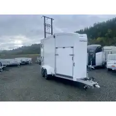 Komfortabel bakovervendt Om B50 UME HESTEHENGER<br />
<br />
Hvis du vil at hesten din skal komme s&aring; uthvilt som mulig, lar du den sitte p&aring; baklengs! Det har vist seg at n&aring;r hesten f&aring;r valget, foretrekker den &aring; st&aring; med rett rumpa eller litt bakover mot kj&oslash;reretningen. Da kan hesten ta opp bremsekreftene med bakparten, sin sterkeste kroppsdel, og spenner seg mindre under turen.<br />
I 25 &aring;r n&aring; har vi i Umesl&auml;p tilbudt baklengskj&oslash;ring. En stadig voksende kundegruppe har oppdaget at hesten i en B50 blir mindre stresset og mer rolig under transport bakover. Fordi hesten tr&aring;kker inn forfra og legger seg diagonalt, er lastingen for hesten litt som &aring; g&aring; inn i boksen sin i stallen.<br />
Hvis du har et problem med at en hest vil hoppe over frontstangen, kan du i en B50 la hesten ri uten stang foran hesten takket v&aelig;re at hesten g&aring;r baklengs!