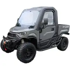 <p>La de norske v&aelig;rforhold r&aring;de! I en 797 Ursus Arctic Pro f&aring;r du oppvarmet f&oslash;rerhus som skaper arbeidsglede og komfort. Den App-styrte kupevarmeren s&oslash;rger for at du kommer til en oppvarmet kabin n&aring;r du m&aring;tte &oslash;nske det. Sesongen for bruk at UTV blir hel&aring;rs - til glede for deg som benytter kj&oslash;ret&oslash;yet &aring;ret rundt.</p>

<p>Understell</p>

<p>Med markedets desidert h&oslash;yeste bakkeklaring, p&aring; 31,7 cm, er 797 Ursus Arctic Pro det perfekte kj&oslash;ret&oslash;y for turer ut i naturen. Du kan bruke den til jakt da den har god plass til viltet p&aring; lasteplanet. UTVen er f&oslash;rstevalget til oppgaver rundt g&aring;rden; i frukthagen, til vedhogst, tilsyn av dyr eller p&aring; jordet og gartneri.</p>

<p>Bakakselsystemet (Wishbone), som konkurrentene kun har p&aring; sine dyrere sportsmaskiner, s&oslash;rger for optimalisert markgrep og gir enda bedre fremkommelighet.</p>

<p>I tillegg er hjulene plassert i ytterkant slik at kj&oslash;ret&oslash;yet p&aring; enkel m&aring;te klatrer over store hindringer.</p>

<p>Garanti</p>

<p>Fra 01.01.2025 har alle ATV/UTV/XTV 5 &aring;rs garanti hos Erling Sande as. At man v&aring;ger og sette 5 &aring;rs garanti for b&aring;de proffbruker og konsumet, sier alt om kvaliteten.</p>

<p>UTVen er registrert for to personer og kan kj&oslash;res av personer med bilsertifikat og traktorlappen (16 &aring;r). Toppmodellen passer for den kresne og kravfulle bruker, og gir deg Norges desidert beste pakketilbud!797 Ursus Arctic Pro leveres i 4 farger; R&oslash;d, Bl&aring;, Gr&oslash;nn og Gr&aring;.</p>

<p>Registrerbar: T1b eller T1a</p>

<p>Minstealderen for traktorlappen (klasse T) er 16 &aring;r, men traktoren kan ikke v&aelig;re laget for fart mer enn 40 km/t (konstruktiv fart). Vekten kan heller ikke overskride 25 tonn som enkeltkj&oslash;ret&oslash;y eller vogntog (traktor og tilhenger til sammen).</p>
