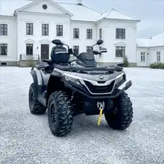 <h2>Premium</h2>

<p>QJ Motor har samme eier som Volvo og Polestar. Bedriftskulturen deler ideologien som fokuserer p&aring; &aring; v&aelig;re innovative, ha solid kvalitet og tenke sikkerhet i alle ledd av fremstilling og bruk av et kj&oslash;ret&oslash;y. Om vi tar et skr&aring;blikk mot bilverdenen og ser p&aring; Premium-bilmerker, tilbyr et Premium bilmerke et h&oslash;yt niv&aring; av luksus, h&oslash;yt utstyrsniv&aring;, komfort og ytelse. QJ Motor ATV har samme kvalitetsegenskaper. Og i tillegg f&aring;r du 5 &aring;rs garanti p&aring; kj&oslash;ret&oslash;yene, noe som underbygger kvalitet og premium-stempelet.</p>

<h2>Trendy</h2>

<p>Designet p&aring; selve ATVen er moderne og linjelekker. I en ATV fra QJ Motor f&aring;r du en innovativ 7-tommers TFT fargeskjerm, med bluetooth og Wifi-tilkobling til smarttelefon. USB-C og USB-uttak for tilkobling og lading av elektronisk utstyr som telefon, GPS eller laptop.</p>

<h2>Utstyrskonge</h2>

<p>I en ATV fra QJ Motor f&aring;r du solid komfort. Justerbare dempere med hurtiginnstillinger, TFT fargeskjerm, temperatursensor p&aring; variatorreim.</p>

<h2>Sikkerhet</h2>

<p>Volvo var bedriften som satte brukernes trygghet f&oslash;rst. De utviklet bl.a sikkerhetsbeltet som i dag er lovp&aring;lagt ved kj&oslash;ring av bil. QJ Motors ATVer f&oslash;lger etter i Volvo sitt sikkerhets spor, og leverer derfor f&oslash;lgende utstyr som standard: Led-lys som trygger optimal sikt under varierende forhold, ergonomisk kj&oslash;restilling for sikrere minst mulig belastning p&aring; f&oslash;rer, enkel betjening av telefon via knapper ved h&aring;ndtaket for &aring; optimalisere fokus p&aring; selve kj&oslash;ringen, hurtiginnstilling p&aring; fj&aelig;ring som gj&oslash;r det raskt &aring; tilpasse oppsettet til forskjellige belastninger, og kraftig vinsj som en ekstra trygghet eller sikring i vanskelige situasjoner.</p>

<h2>Brukerfokus:</h2>

<p>ATV industrien st&aring;r overfor store endringer. Men det er ikke bare produktene og teknologien som er i endring, det er ogs&aring; m&aring;ten vi mennesker bruker og samhandler med kj&oslash;ret&oslash;yet p&aring;. Vi &oslash;nsker &aring; gj&oslash;re bruken av ATV enkel for deg, og s&aring; milj&oslash;vennlig for naturen som mulig. Derfor er QJ Motors helt i toppen n&aring;r det gjelder utvikling av teknologi og brukervennlighet. Hurtiginnstilling p&aring; dempere og et display som kommuniserer via WIFI og bluetooth med telefonen din, er 2 gode eksempler p&aring; dette.<br />
<br />
*Dette produktet trenger registrering og montering. Ved netthandel/bestilling tar vi kontakt &aring; avtaler leveringstid.</p>
