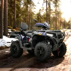 <p><b>Loncin XWOLF 1000</b></p>

<p>En robust og kraftig ATV utviklet for deg som vil ha det beste &ndash; rett og slett et beist av en maskin, enten du kj&oslash;rer til jobb, p&aring; g&aring;rden eller ut i terrenget. Med en <b>976cc V-twin motor</b> som leverer <b>100 hk ved 7000 o/min</b> og <b>102 Nm ved 5500 o/min</b>, er dette markedets kraftigste 1000cc ATV</p>

<p></p>

<p><b>Kraft og teknologi:</b></p>

<p>✔ Kraftig <b>976cc V-twin motor</b></p>

<p>✔ <b>100 hk og 102 Nm</b></p>

<p>✔ Stor <b>33-liters drivstofftank</b> &ndash; perfekt for lange turer</p>

<p>✔ <b>T3B-godkjent</b>: 60 km/t</p>

<p></p>

<p><b>Komfort og stabilitet:</b></p>

<p>✔ <b>H&oslash;y stabilitet</b> selv i h&oslash;y hastighet</p>

<p>✔ <b>27&rdquo; dekk</b> som standard gir godt grep</p>

<p>✔ <b>Avansert 4x4-system</b> med Turf Mode og l&aring;sbart differensial bak</p>

<p>✔ <b>Servostyring med 3 moduser</b> &ndash; tilpasset ulike underlag</p>

<p>✔ <b>Justerbare st&oslash;tdempere</b> og fj&aelig;rer</p>

<p></p>

<p><b>Praktisk utstyr:</b></p>

<p>✔ Stort og tydelig <b>LCD-display</b> med all viktig info</p>

<p>✔ <b>LED-belysning</b> gir trygg kj&oslash;ring selv i m&oslash;rket</p>

<p>✔ USB- og 12V-kontakt</p>

<p>✔ <b>Vinsj</b> og <b>tilhengerfeste med 7-pols kontakt</b></p>

<p>✔ Godkjent tilhengervekt p&aring; <b>800 kg</b></p>

<p></p>

<p>Dette er en ATV som kombinerer kraft, teknologi og komfort i &eacute;n og samme maskin. <b>5 &aring;rs garanti</b> gir deg ekstra trygghet.<br />
<br />
*Dette produktet trenger registrering og montering. Ved netthandel/bestilling tar vi kontakt &aring; avtaler leveringstid.</p>
